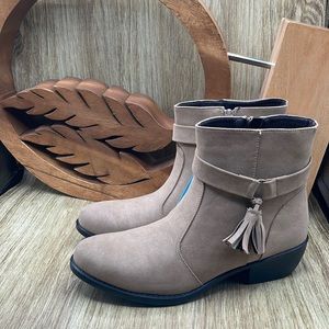 🆕 AEROCUSHION Hartford Faux Leather Booties with Tassel - 8.5 (US) NWT